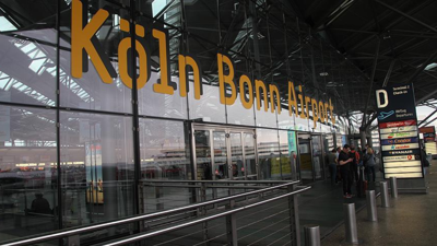 Uçağı kaçırdılar, acil çıkış camını kırıp piste daldılar