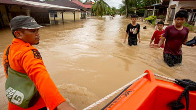 Endonezya’da sel ve toprak kayması can aldı