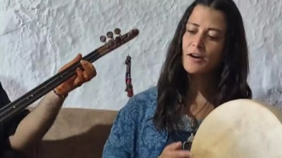 İstanbul'u terk edip köye yerleşmişti! Genç Boyner def çalıp ilahi söylüyor