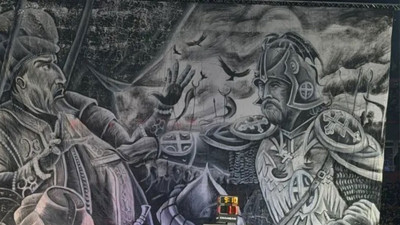 Irkçı pankarta sudan ucuz ceza