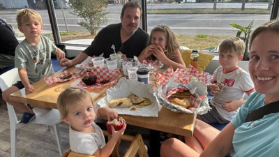 Oyunculuğu bırakıp ABD’ye yerleşmişti Yaprak Dökümü'nün yıldız oyuncusu Tolga Karel'den mutlu aile pozu