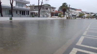 Balıkesir'de sağanak yağış! Yollar göle döndü, evleri su bastı