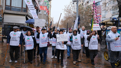 Emekliler baston kaldırdı: Kendilerine gelince kepçeyle…