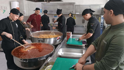 İzmir'de meslek lisesinin kazanları, ihtiyaç sahibi öğrenciler için kaynıyor