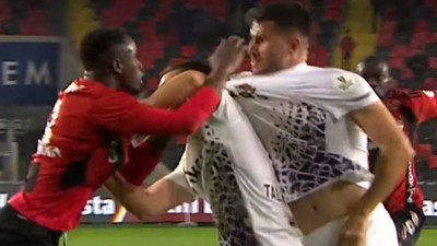 Süper Lig bunu da gördü: Sahada kavga varken gol!