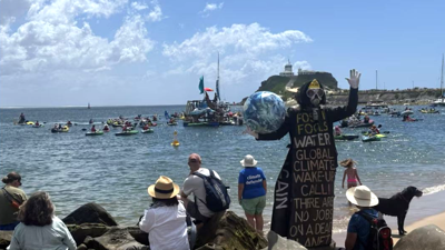 Avustralya'da protesto gemi trafiğini durdurdu