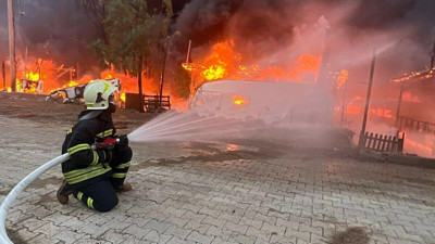 Karavan yangını ormana sıçradı