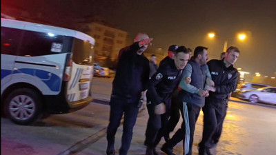 Oğluna çarpan taksicinin abisini vurdu