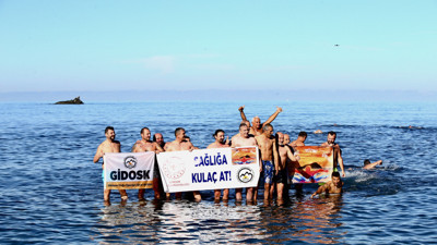 Soğuk suda sıcak mesaj: ‘Sağlığa Kulaç At!’