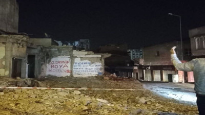 İslahiye'de hasarlı 2 bina çöktü