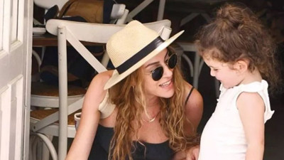 Sinem Kobal kızı Lalin ile tatile çıktı