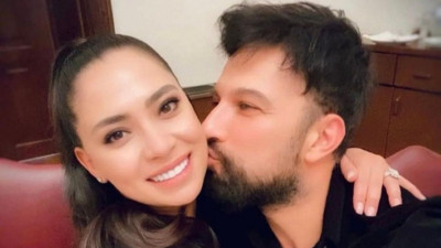 Tarkan 'Dünya Öpücük Günü'nü kutladı