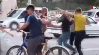 Sopa kemer şişelerle birbirlerine saldırdılar. Kavga dakikalarca sürdü