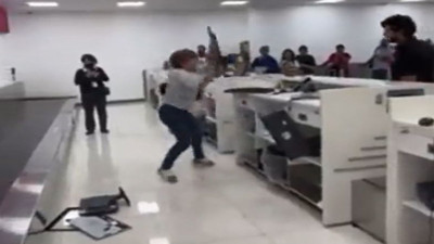 Öfkeli yolcu havalimanın birbirine kattı. Bilgisayarları kırdı