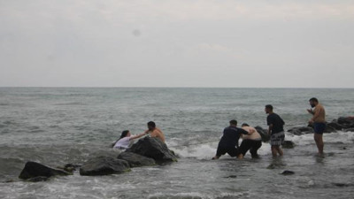 Boğulma tehlikesi geçirip 1 saat yüzeyde kalmayı başaran 3 genci polis kurtardı