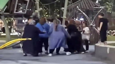 Kadınların kavgasını çevredekiler güçlükle ayırabildi