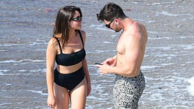 Sıla Türkoğlu ile Alp Navruz plajda görüntülendi