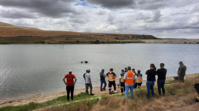 Balık tutarken takılan oltası için girdiği gölette boğuldu