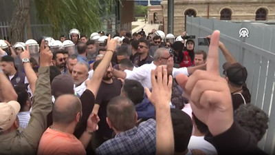 Görüntüler İstanbul’dan: Tekbir getirip sanat sergisine saldırdılar