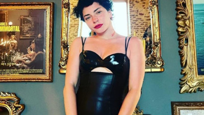 Merve Boluğur siyah derili elbisesiyle nefesleri kesti. Bakın kendini nasıl övdü