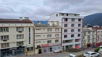 Çatıda mahsur kalan köpeği itfaiye ekipleri kurtardı