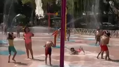 Çukurova Belediyesi tatile gidemeyen çocuklar için ücretsiz su parkı kurdu. Diğer belediyelere örnek olsun