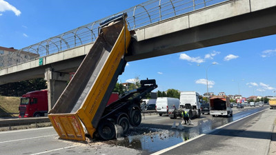 Hafriyat kamyonunun damperi üst geçide çarptı