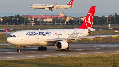 Uçağı kaçıran kadın yolcu acil durum butonunu kırdı. Pilot kuleye ‘hemen polis çağırın’ dedi