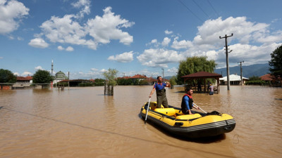 Tamamı sular altında kalan köyde tahliye çalışmaları sürüyor