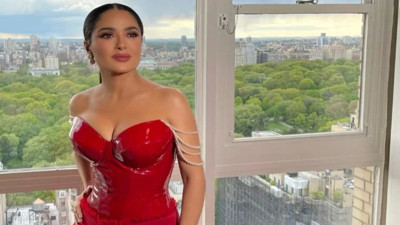 Ünlü yıldız Salma Hayek'in havuzdaki görüntülerini paylaştığı video olay oldu