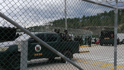 Cezaevine polis baskını. Binden fazla silah ele geçirildi