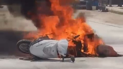 Sipariş götüren kuryenin motosikleti alev topuna döndü