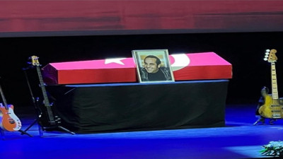 Özkan Uğur son yolculuğuna uğurlanıyor. Nasıl da gittin Özkan’ım böyle bırakılmaz ki