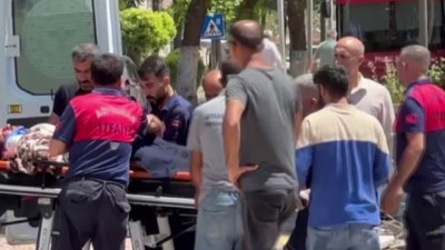 Hasarlı binada asansör sökerken duvar altında kaldı