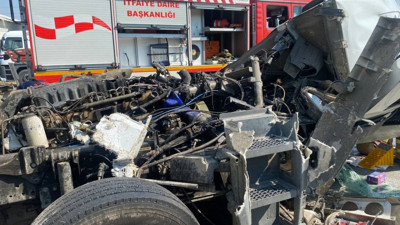 Karpuz dolu kamyon hurdaya döndü