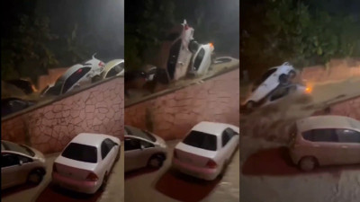 Sel vurdu asfalt yırtıldı. Sokaklarda araç enkazları baraj oluşturdu