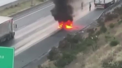 Otoyolda motosiklet alev topuna dönüştü