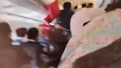 Yolcu uçağındaki türbülansa girdi 2 kişi havalanıp tavana çarptı. Çığlık sesleri yankılandı
