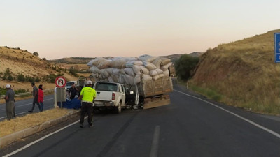 Kontrolsüz dönüş yapan kamyona kamyonet çarptı: 4 yaralı