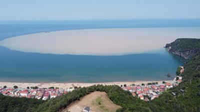Çamurlu su denizin rengini kahverengiye çevirdi