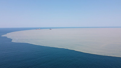 Plajıyla ünlü İnkumu tatil beldesinde denizin rengi değişti. Ekipler alarma geçti