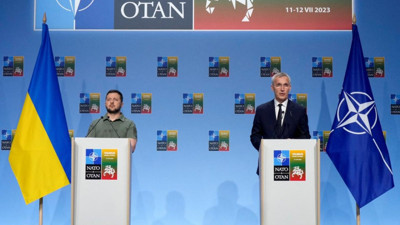 NATO toplantısı öncesinde Zelenskiy ve Stoltenberg'in ilginç anları: Cevap ver lütfen