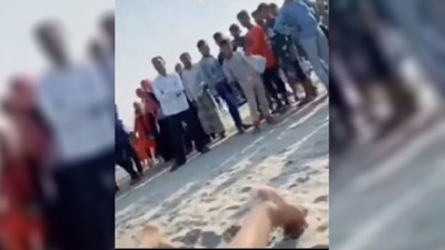 Turist kadın şok oldu. Güneşlenirken onlarca erkek etrafını sardı böyle izledi