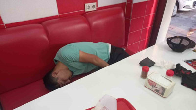 Yemek yerken sızdı, sağlık ve polis ekipleri alarma geçti