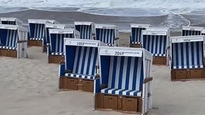 Bu plajda güneşlenme yerleri ters. Deniz var, kum var güneş yok her taraf boş