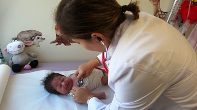 Türk doktorları 2 günlük bebeğe ameliyatla organ yapıp yaşattı