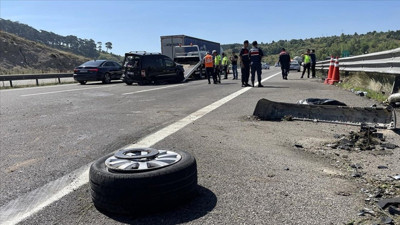 Otoyolda lastiği patlayan araç kazaya neden oldu: 9 yaralı