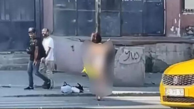 Yol kenarında soyunan kadın kazaya neden oldu