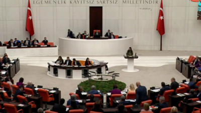 Vekil kürsüde Arapça konuştu. Meclis'te ortalık karıştı