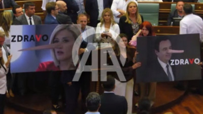 Kosova'da muhalefet meclis kürsüsünü işgal etti